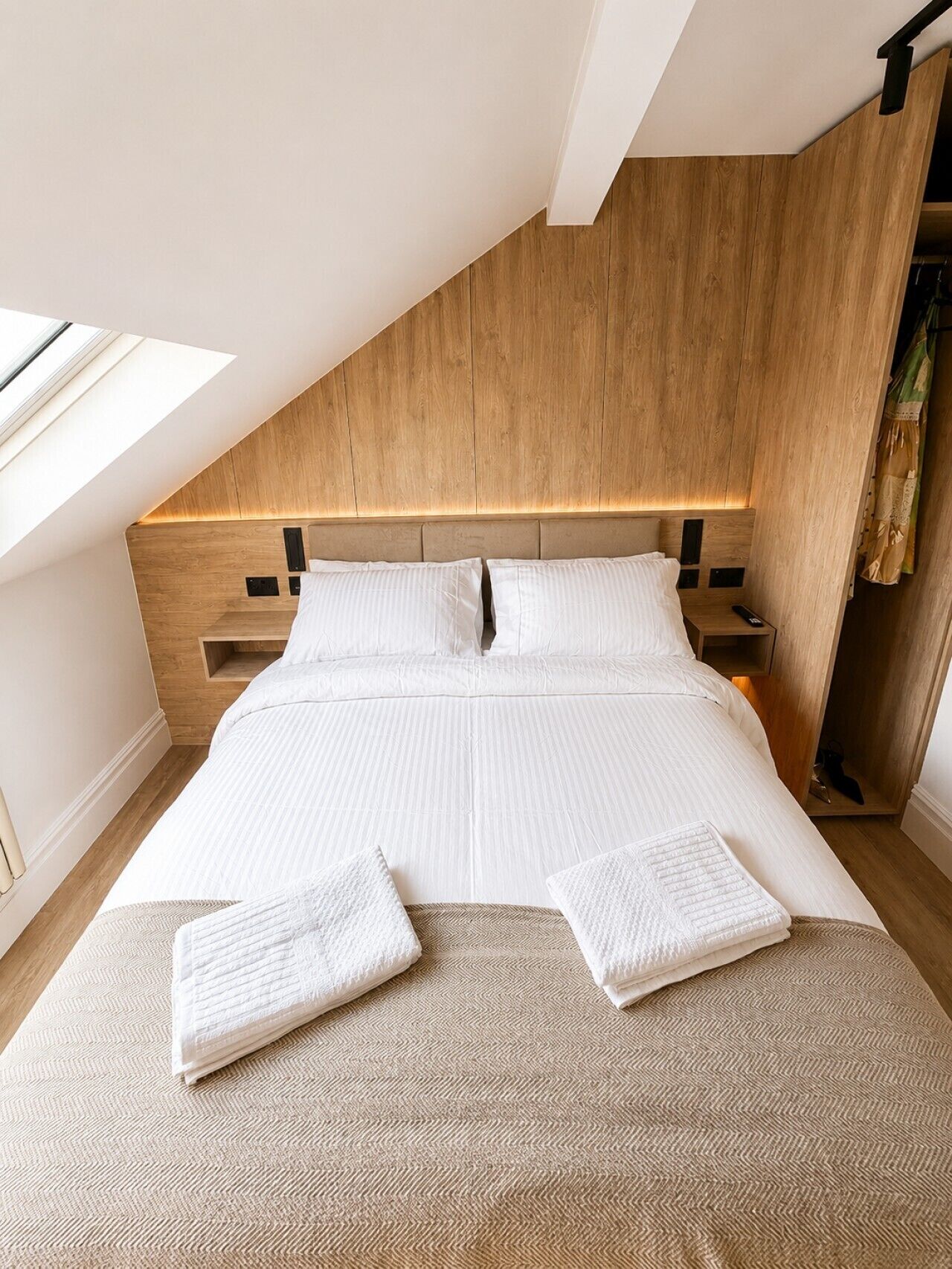 2 bedrooms, desk, iron/ironing board, WiFi