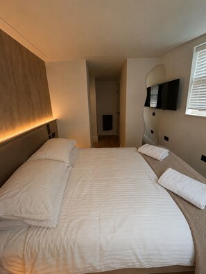 Desk, iron/ironing board, WiFi, bed sheets - East Parade Collection, Opaz House Flat 1 (North Yorkshire)