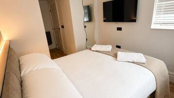 1 bedroom, desk, iron/ironing board, WiFi