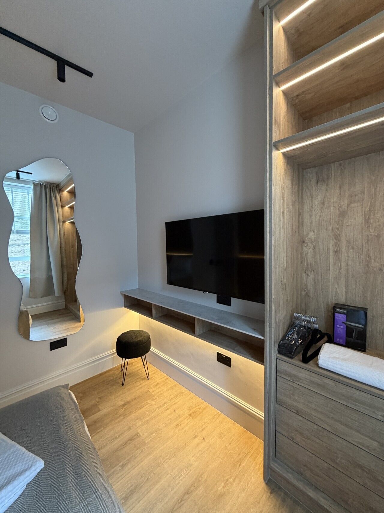 1 bedroom, desk, iron/ironing board, WiFi