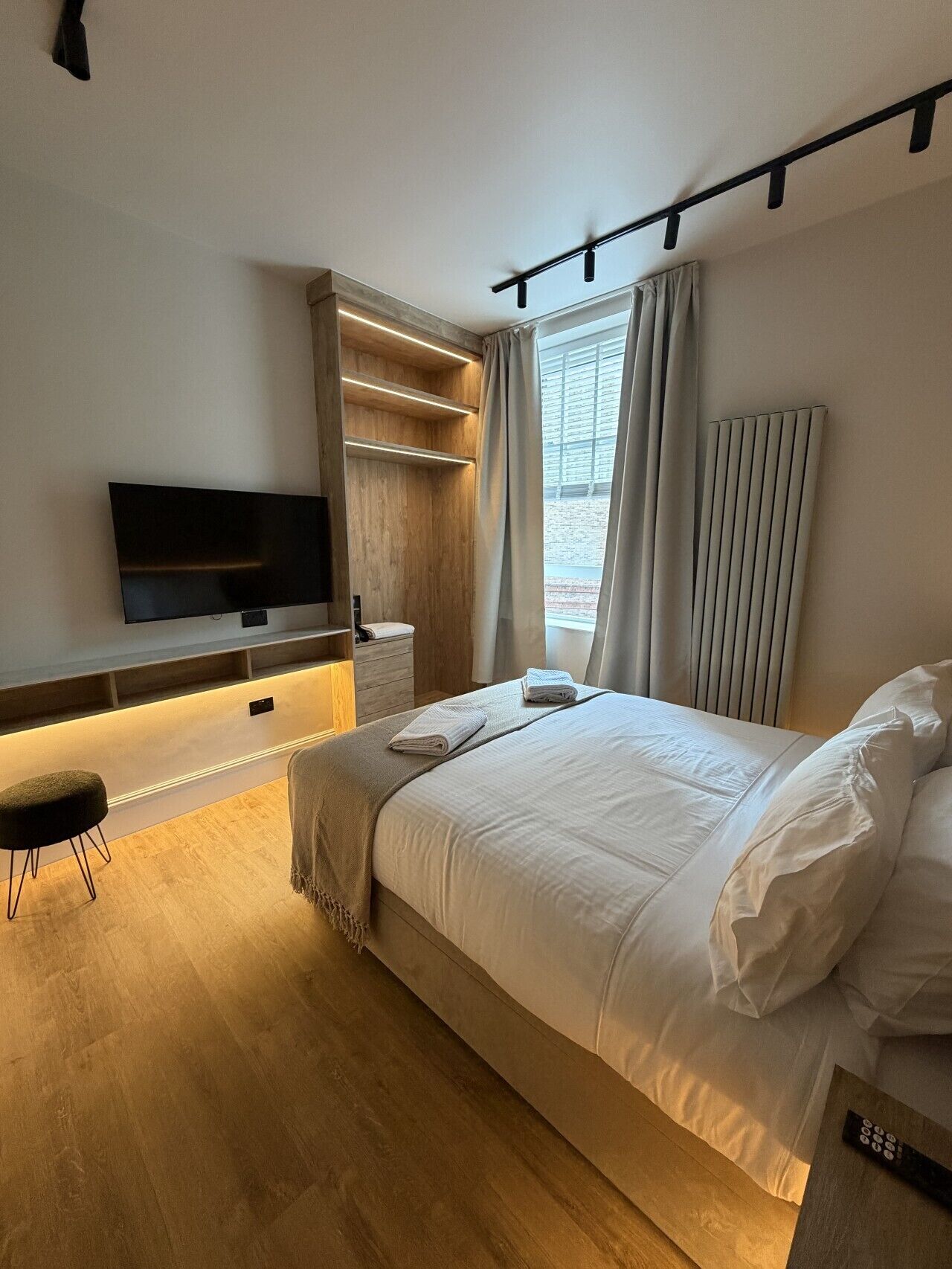 1 slaapkamer, een bureau, een strijkplank/strijkijzer, wifi