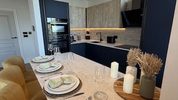 Coffee/tea maker, fridge, microwave, oven