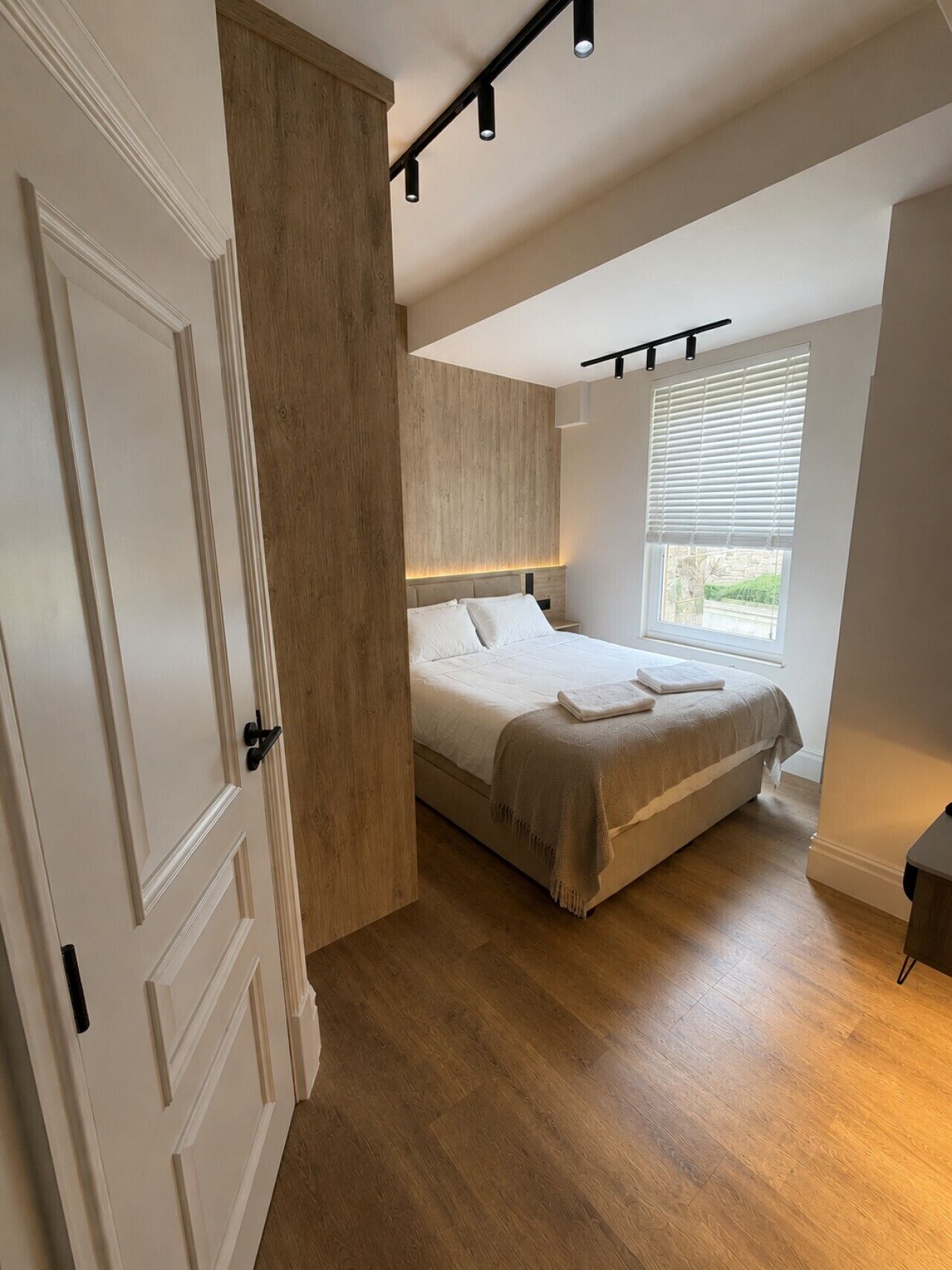 2 bedrooms, desk, iron/ironing board, WiFi