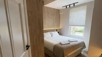 2 bedrooms, desk, iron/ironing board, WiFi