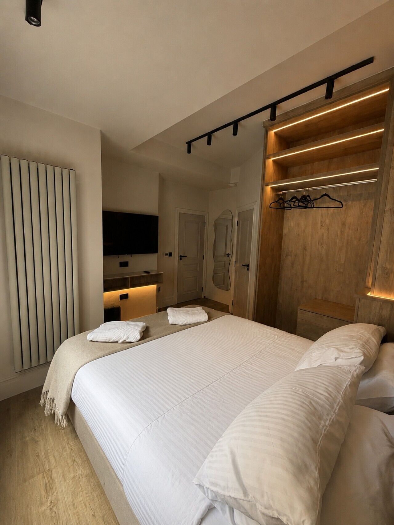 2 bedrooms, desk, iron/ironing board, WiFi
