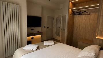 2 bedrooms, desk, iron/ironing board, WiFi