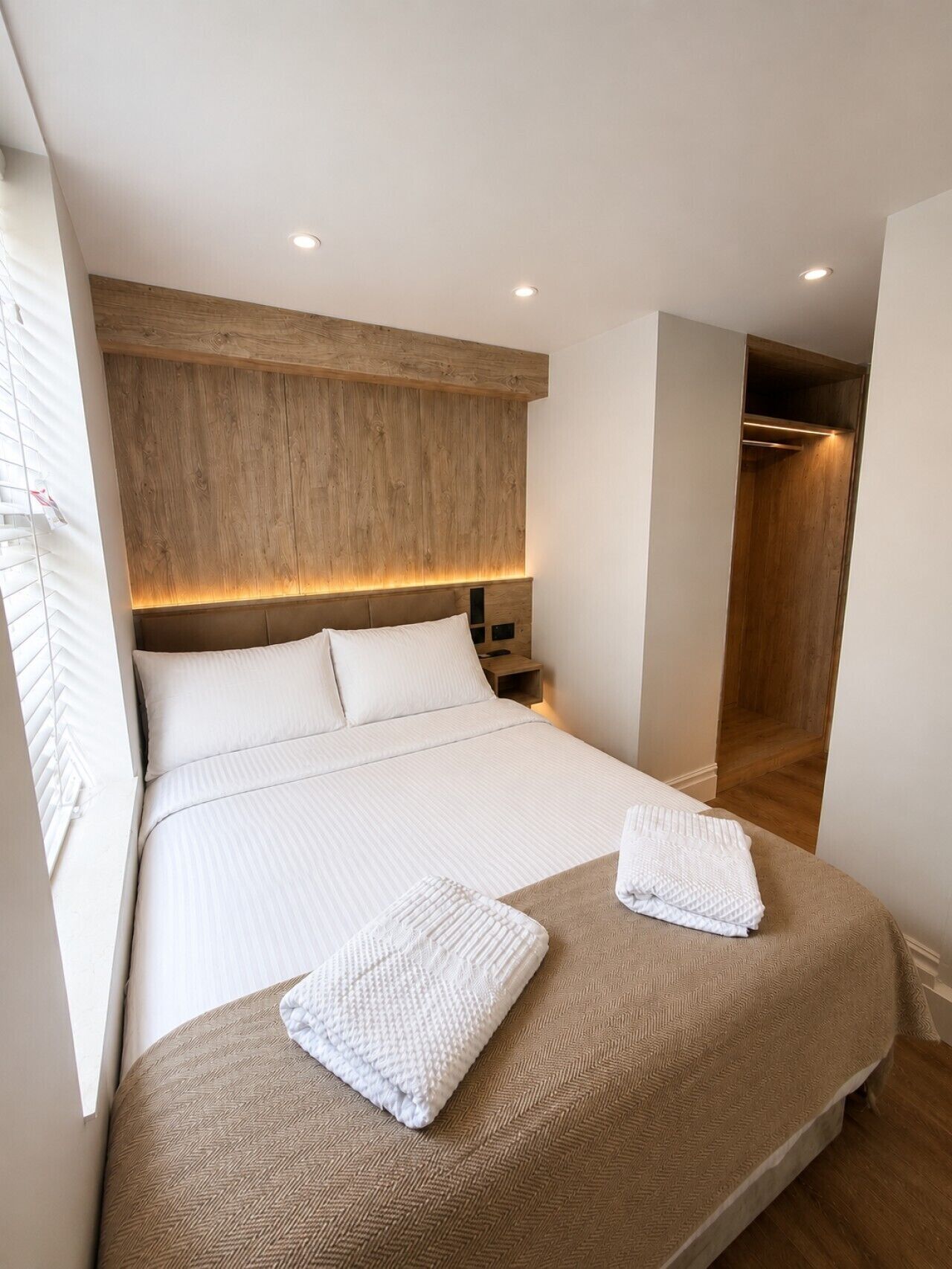 2 habitaciones, escritorio, tabla de planchar con plancha y wifi 