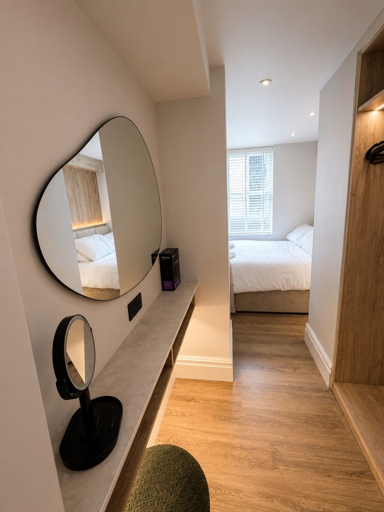 2 bedrooms, desk, iron/ironing board, WiFi