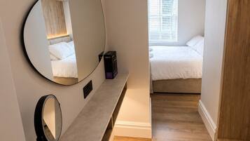 2 bedrooms, desk, iron/ironing board, WiFi