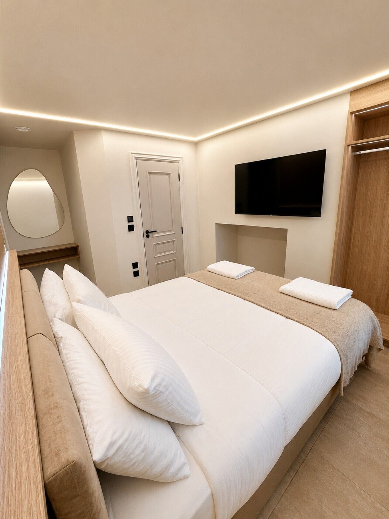 2 bedrooms, desk, iron/ironing board, WiFi