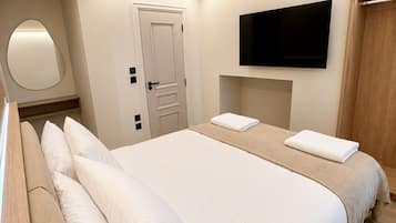 2 bedrooms, desk, iron/ironing board, WiFi