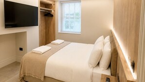 2 室のベッドルーム、デスク、アイロン / アイロン台、WiFi