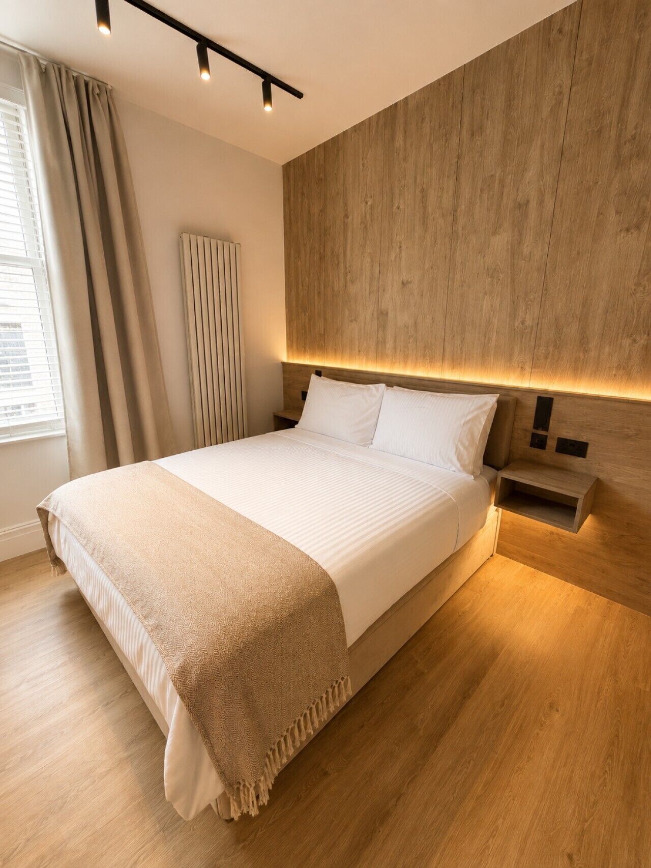 2 bedrooms, desk, iron/ironing board, WiFi