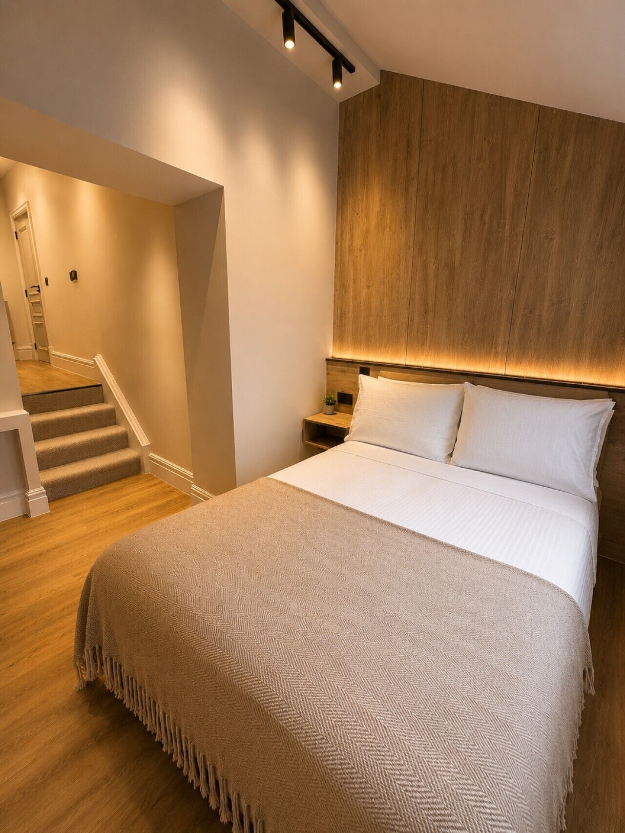 2 bedrooms, desk, iron/ironing board, WiFi