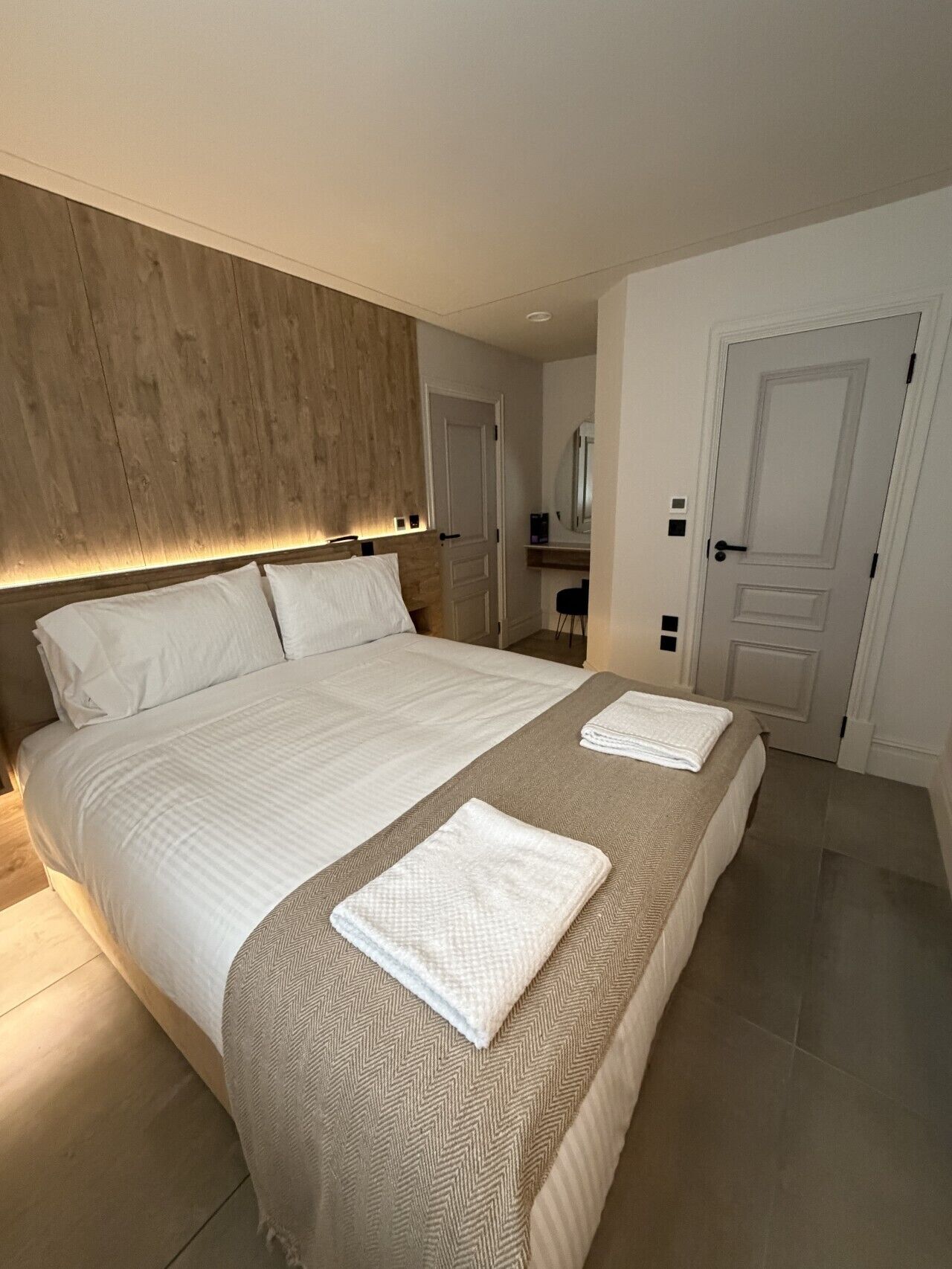 2 bedrooms, desk, iron/ironing board, WiFi