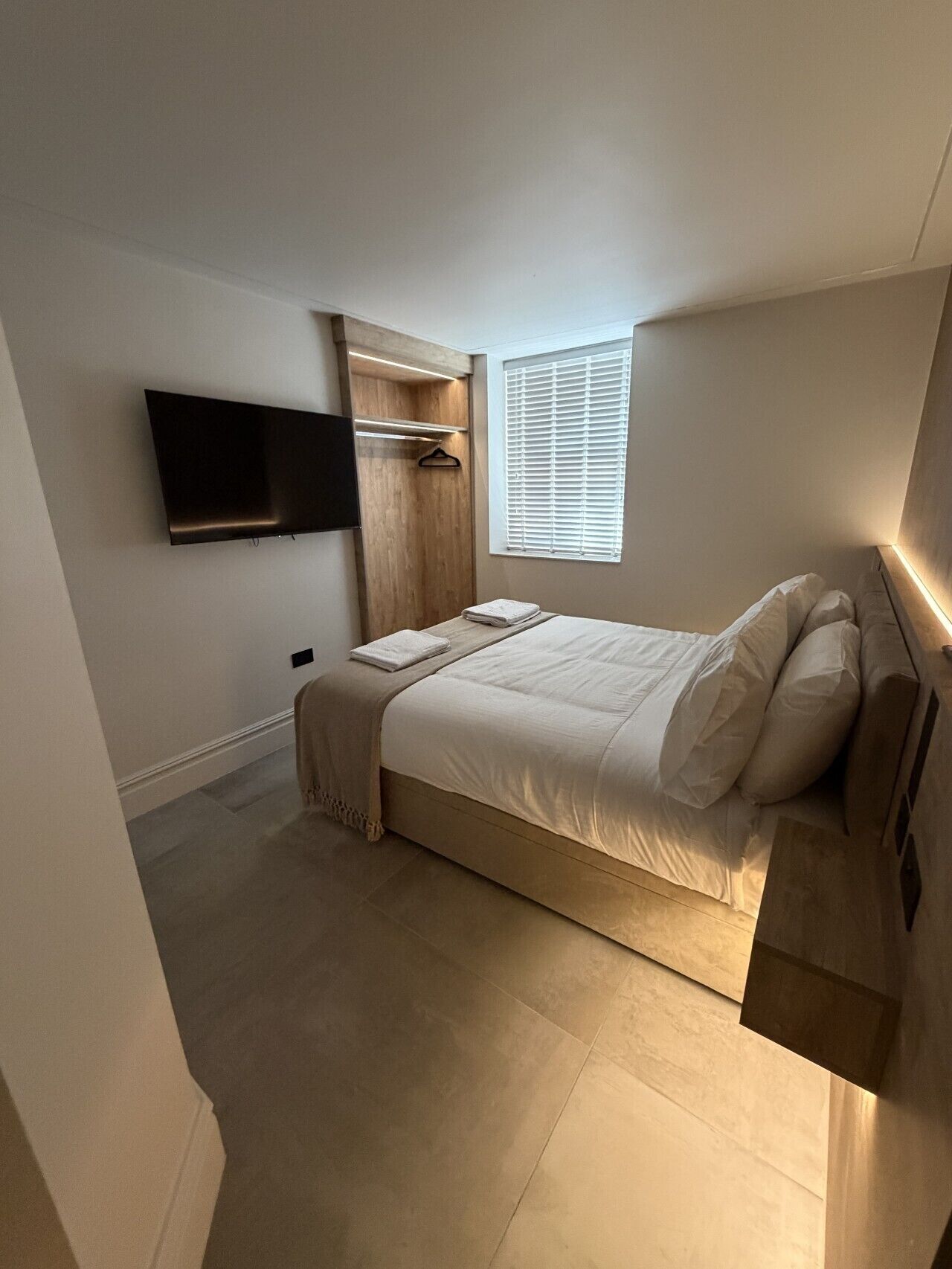 2 bedrooms, desk, iron/ironing board, WiFi