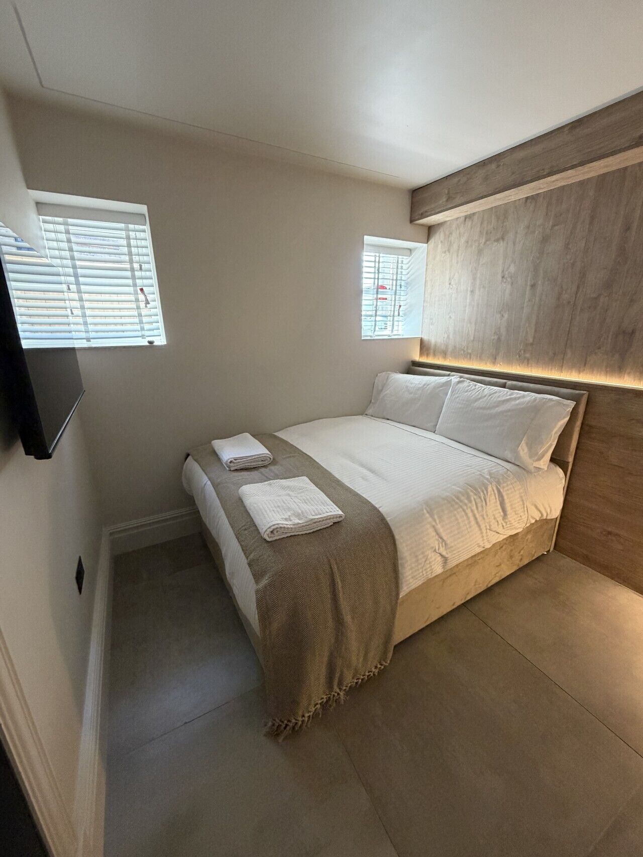2 bedrooms, desk, iron/ironing board, WiFi