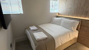 2 bedrooms, desk, iron/ironing board, WiFi