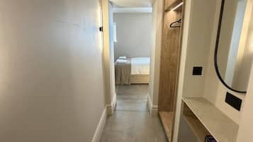 2 habitaciones, escritorio, tabla de planchar con plancha y wifi