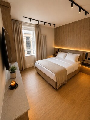 Ein modernes Schlafzimmer mit einem großen Bett, einem Nachttisch mit Pflanze, einer brennenden Kerze und einem Fenster mit Vorhängen.