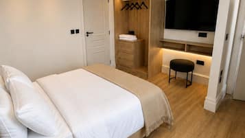 3 bedrooms, desk, iron/ironing board, WiFi