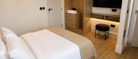 3 bedrooms, desk, iron/ironing board, WiFi