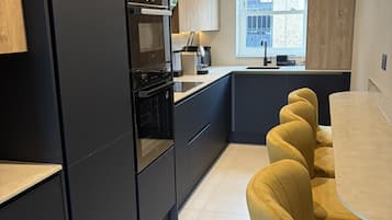 Wasserkocher mit Kaffee-/Teezubehör, Kühlschrank, Mikrowelle, Ofen