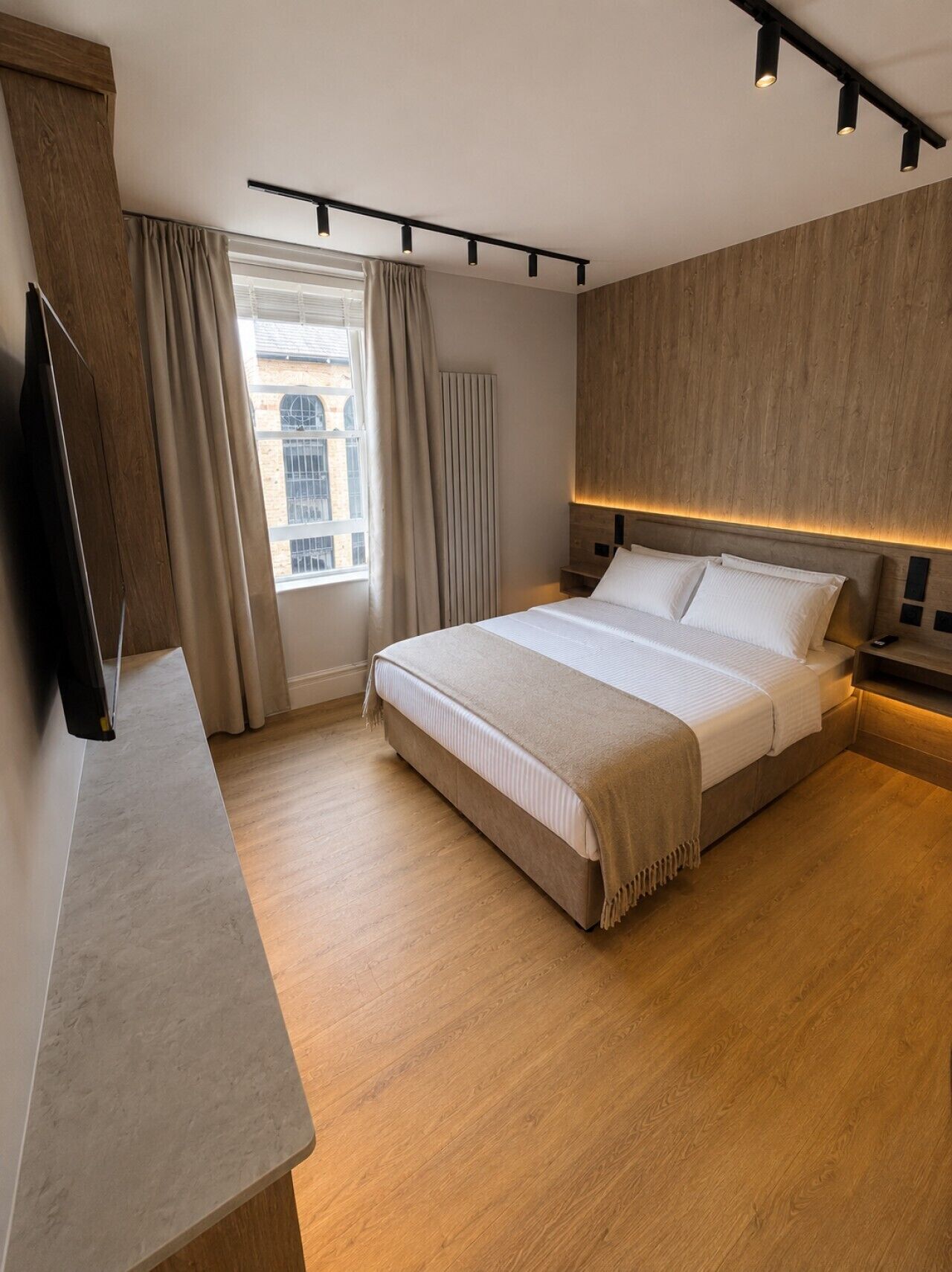 3 bedrooms, desk, iron/ironing board, WiFi