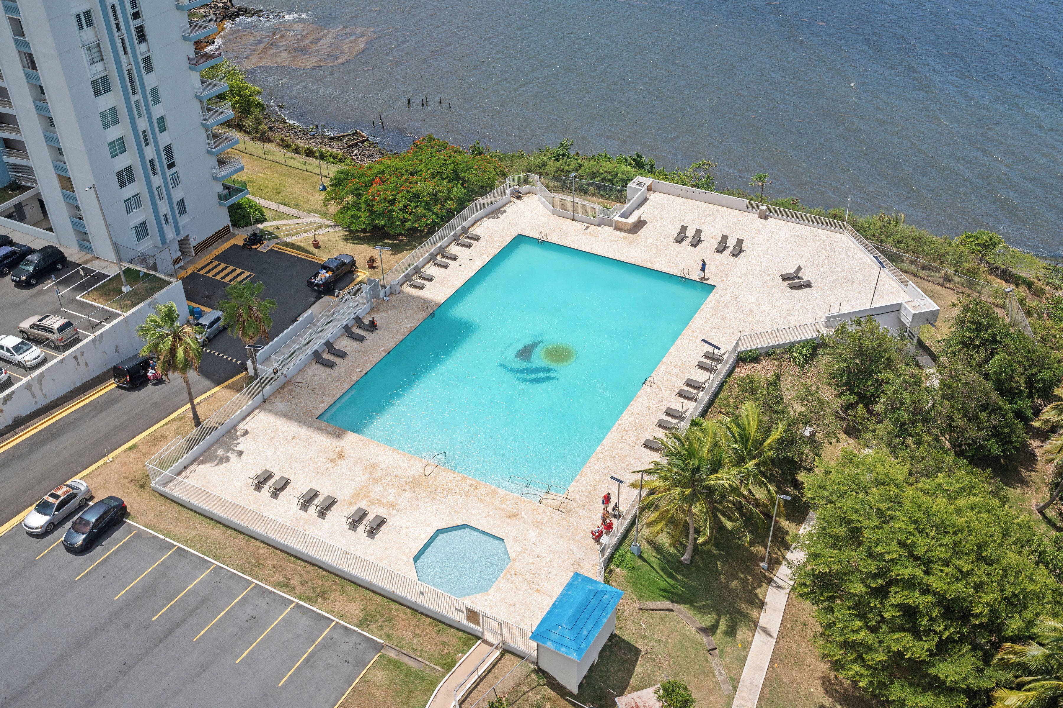 Una piscina al aire libre