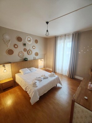 Tabla de planchar con plancha, wifi y ropa de cama 