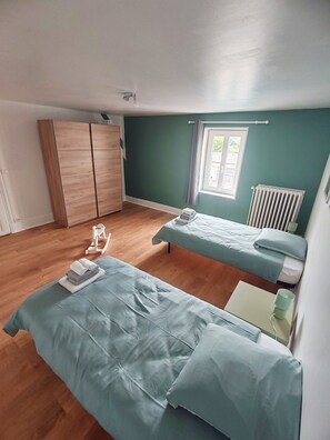 Tabla de planchar con plancha, wifi y ropa de cama 