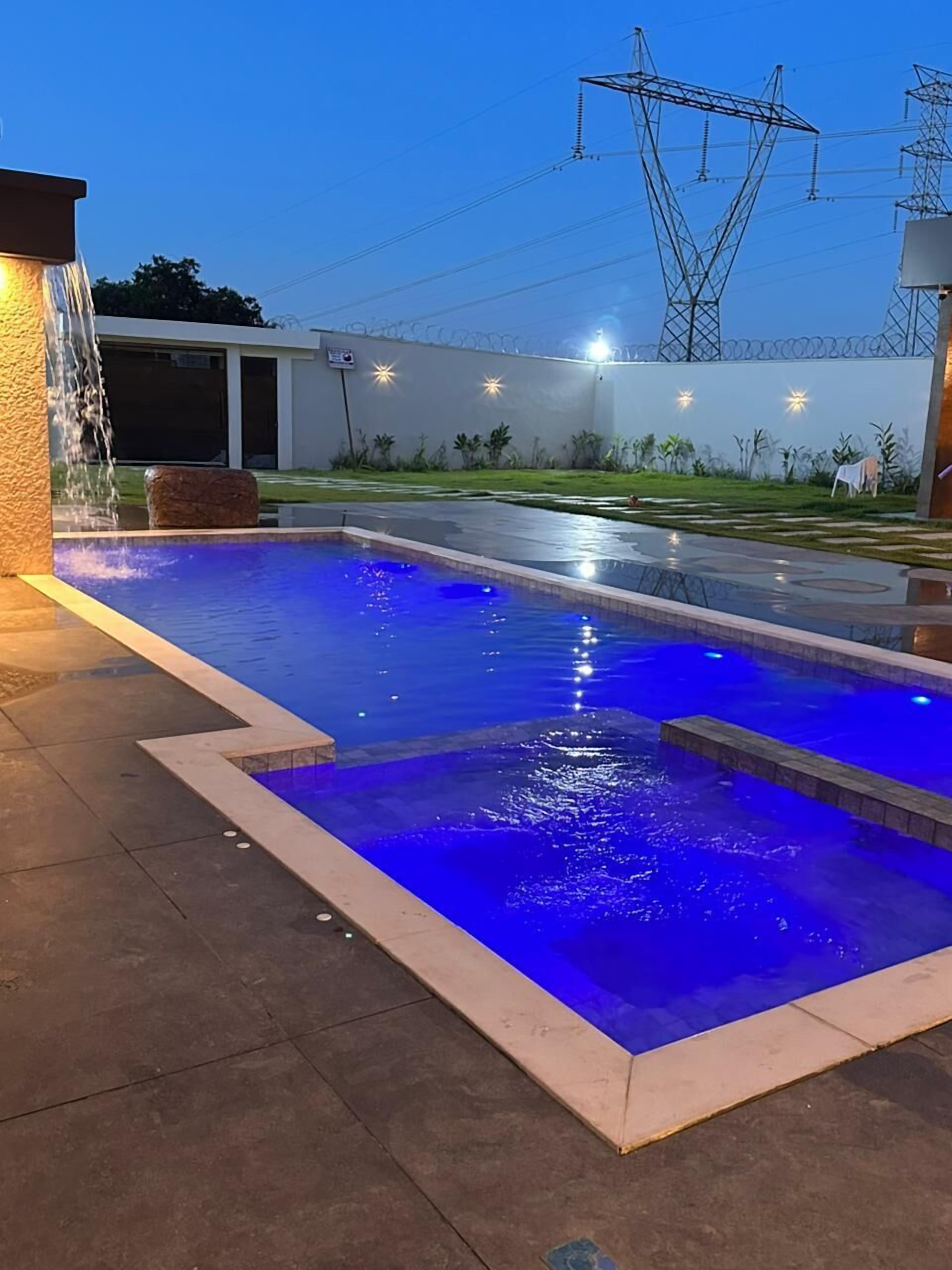 Hồ bơi ngoài trời 