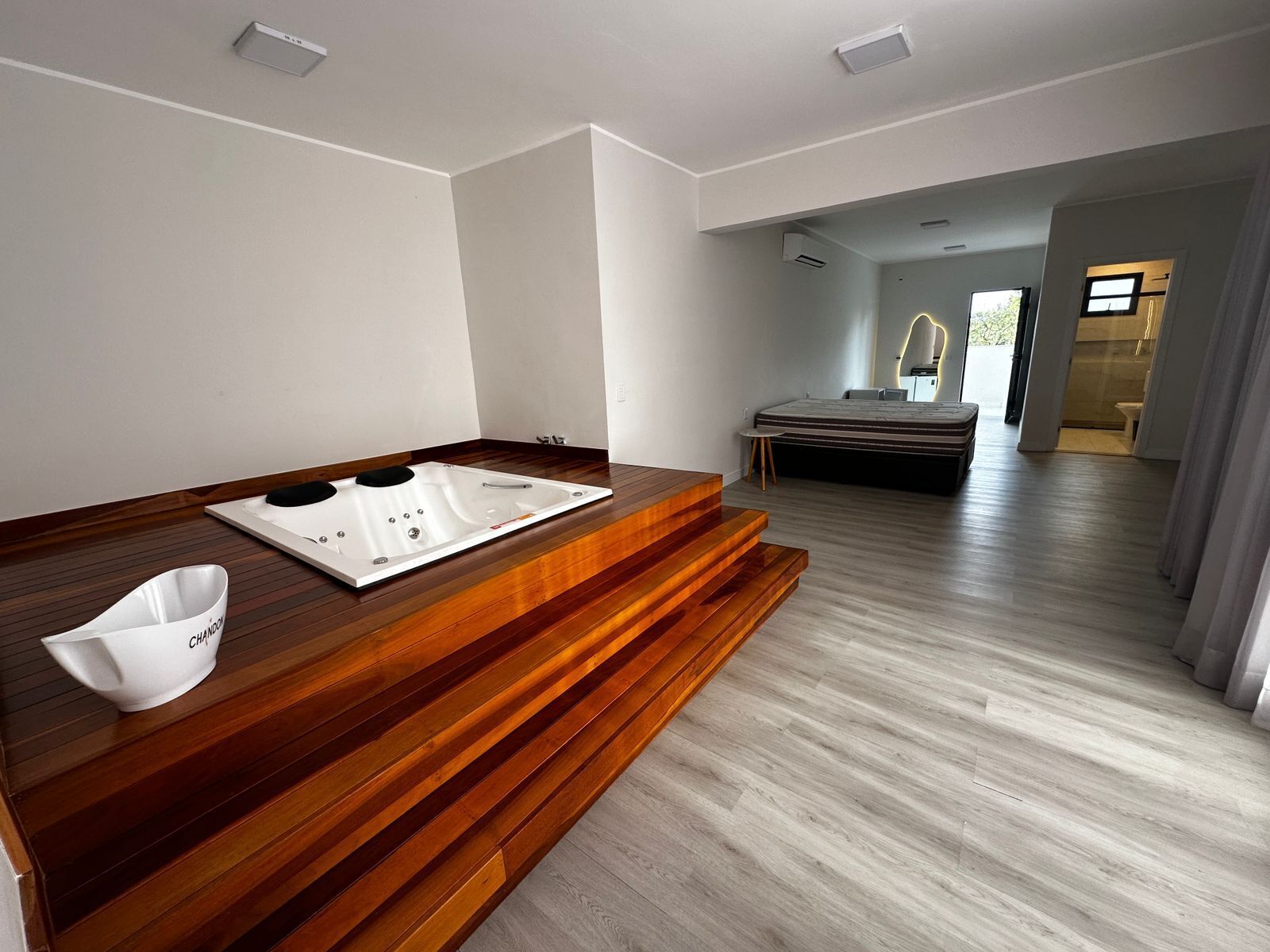 Quarto conforto, sacada, vista para o jardim