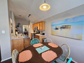 Dining - Relax & Play Dallas Home Sleeps 10 Near Parks & Attractions (Dallas)