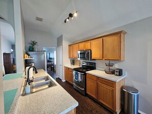 Frigorifero, microonde, forno, piano cottura