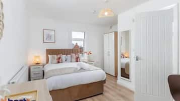 Laptop workspace, soundproofing, free WiFi