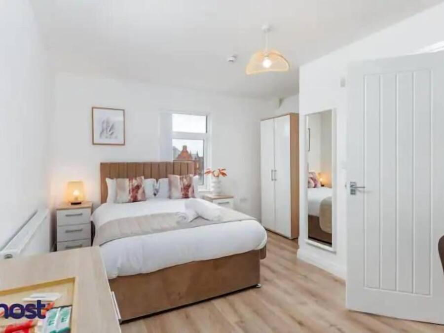 Laptop workspace, soundproofing, free WiFi