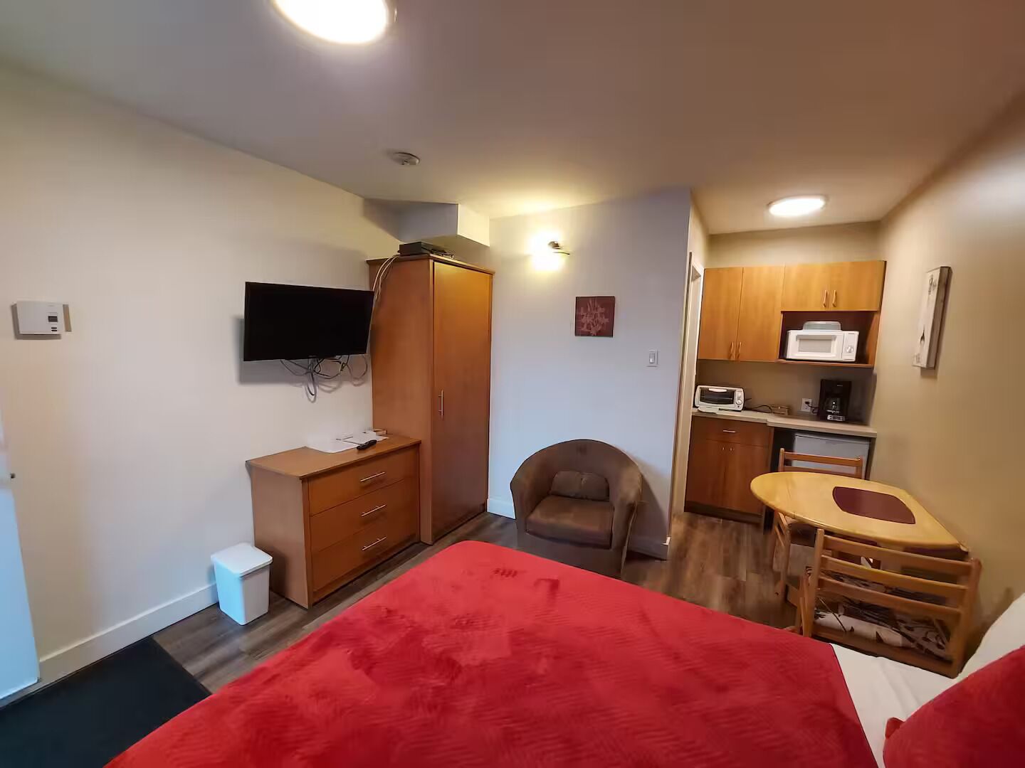 Iron/ironing board, WiFi, bed sheets