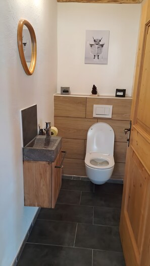 Douche, sèche-cheveux, serviettes fournies