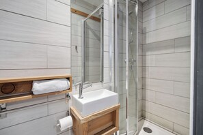 Standard Room | Bathroom | Soap, toilet paper - Chalet Auberge Les Mélèzes (Tignes)