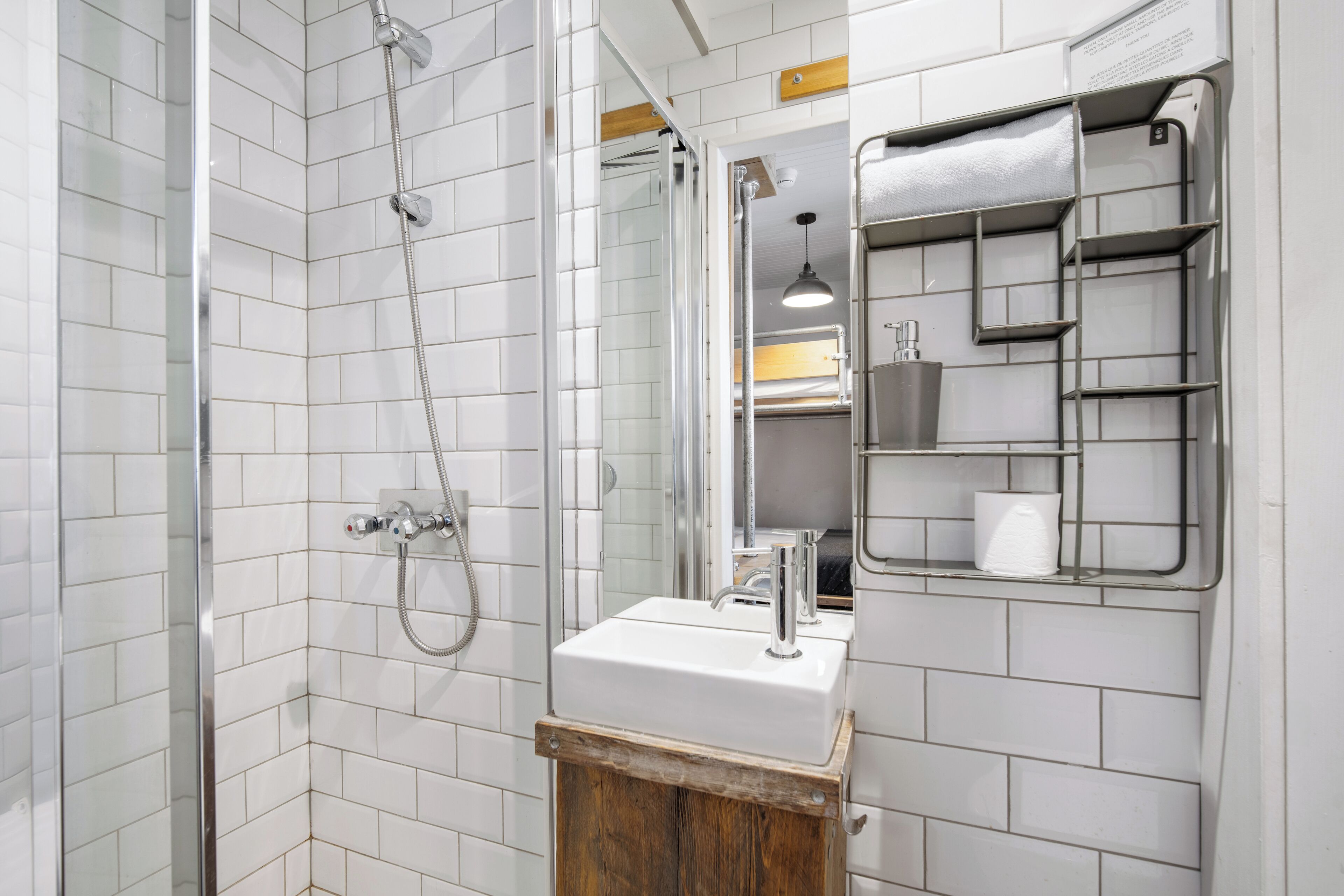 Habitación triple | Baño | Jabón y papel higiénico