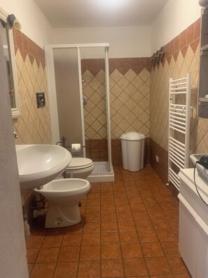 Sèche-cheveux, serviettes fournies, papier toilette