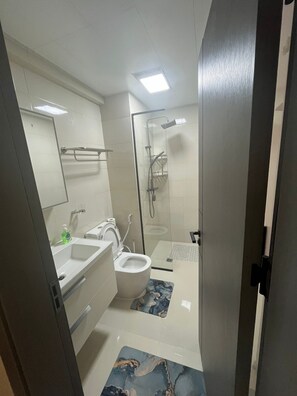 Toallas, jabón y papel higiénico