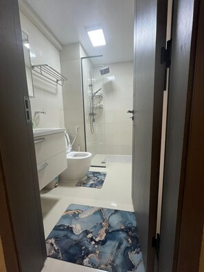 Toallas, jabón y papel higiénico