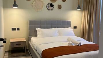 Tabla de planchar con plancha, wifi, ropa de cama