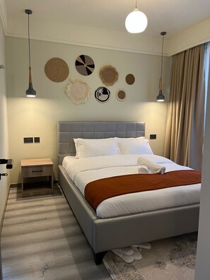 Tabla de planchar con plancha, wifi, ropa de cama