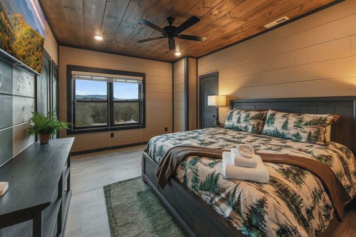 6 slaapkamers, een bureau, een strijkplank/strijkijzer, reisbedje