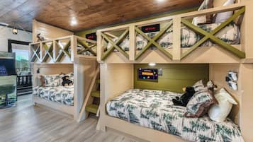 6 slaapkamers, een bureau, een strijkplank/strijkijzer, reisbedje