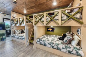 6 slaapkamers, een bureau, een strijkplank/strijkijzer, reisbedje