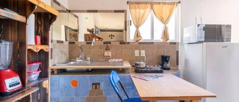 Mikrobølgeovn, kaffetrakter/tekoker og brødrister